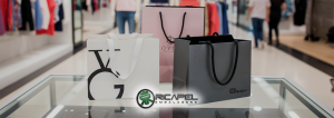 identidade visual em sacolas de papel para lojas