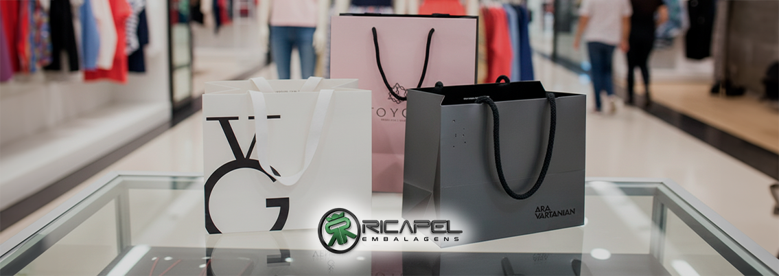 identidade visual em sacolas de papel para lojas